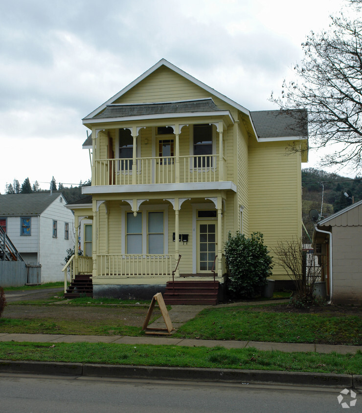 Building Photo - 1537 SE Pine St