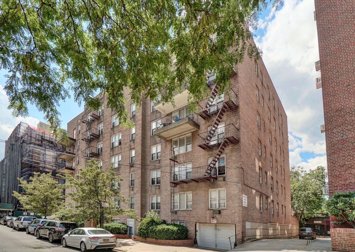 Foto principal - 3725 Blackstone Ave
