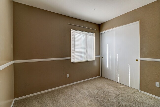 Building Photo - 12060 W Dahlia Dr