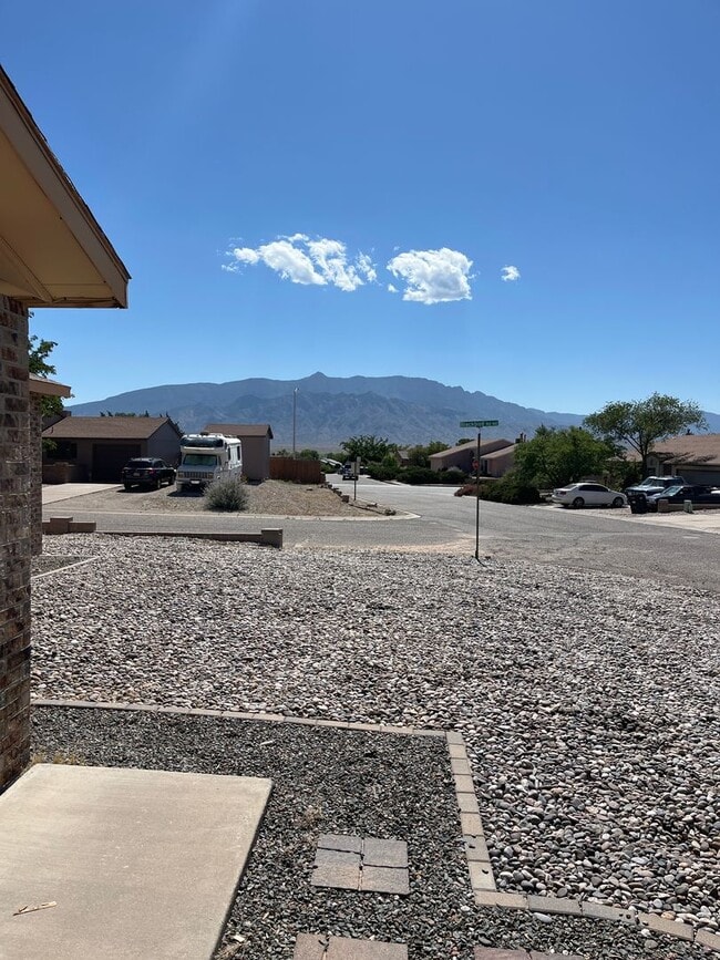 Foto del edificio - 6175 Roadrunner Loop NE