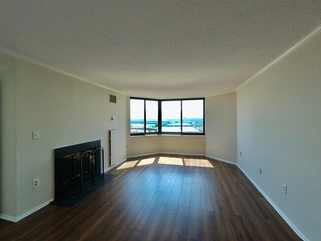 Building Photo - 1309 Harmon Cove Tower