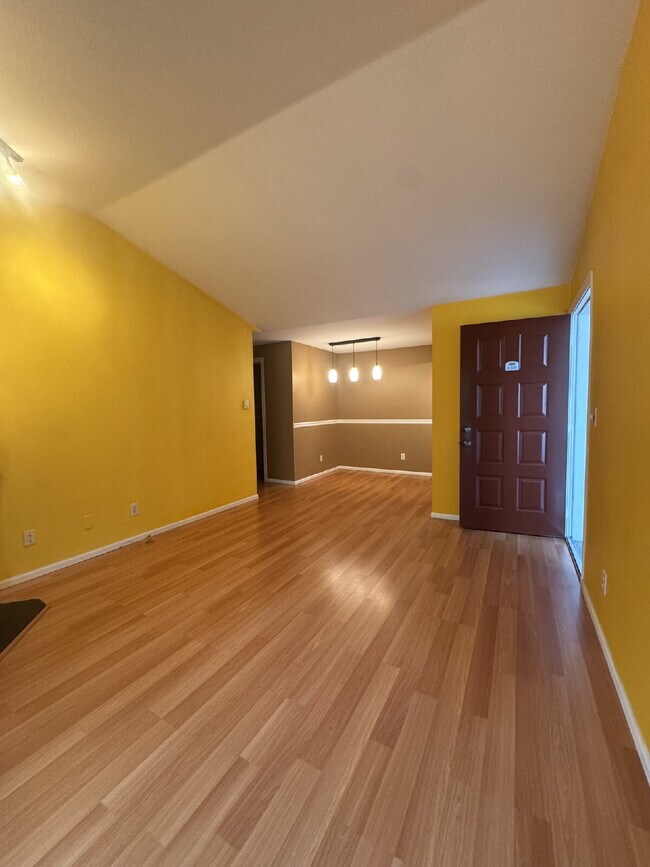 Foto del edificio - Downtown Woodinville Condo Available Now!