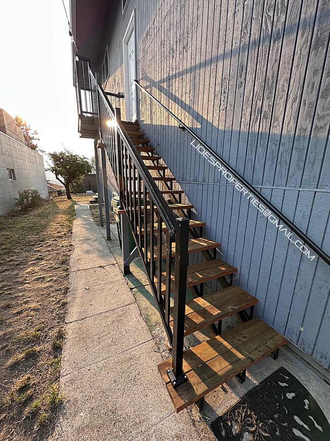 Building Photo - 2417 14th Ave S