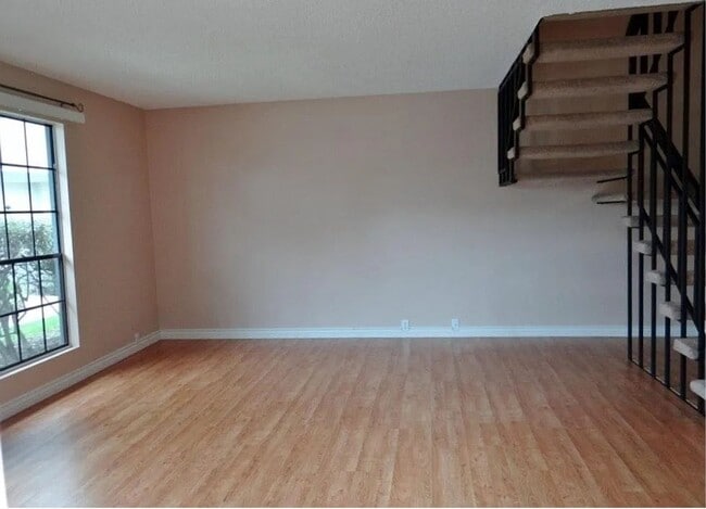 Building Photo - 3 BR Townhouse Located on UCSD Bus Line w/...