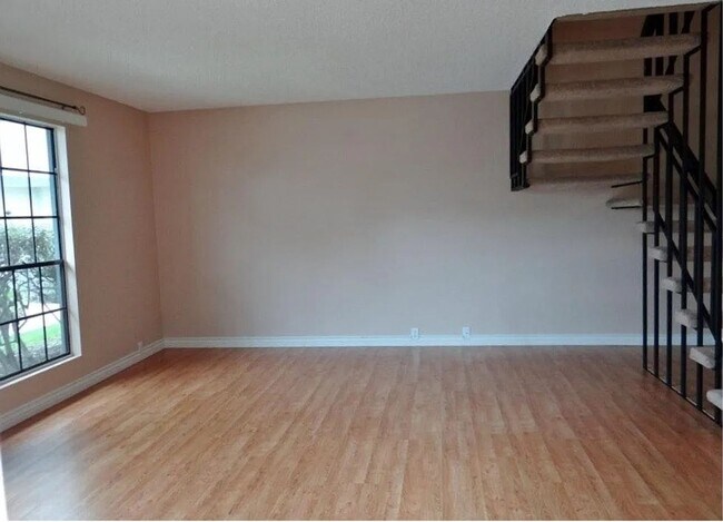 Foto del edificio - 3 BR Townhouse Located on UCSD Bus Line w/...