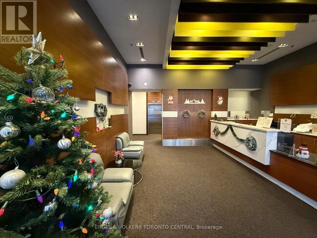 Building Photo - 70 Town Centre Court