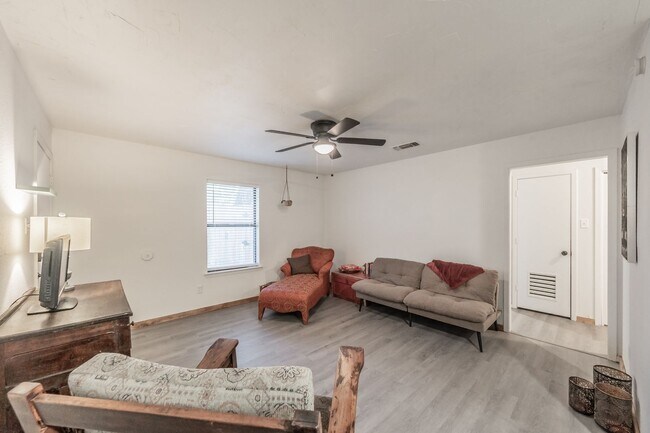 Building Photo - Super cute and recently remodeled duplex -...