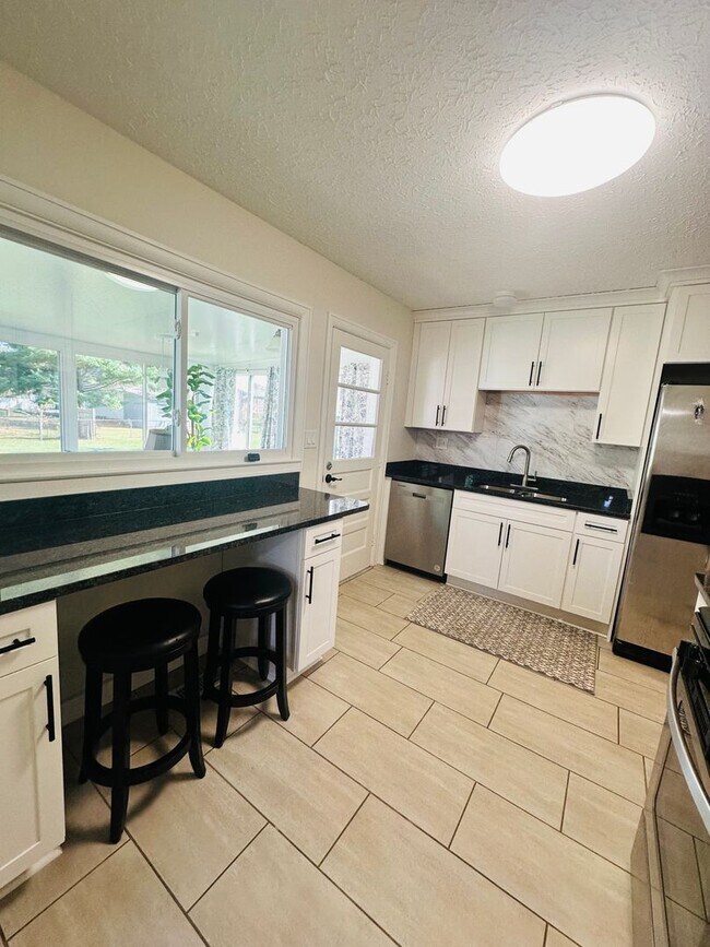 Foto del edificio - Charming and Updated Cul-de-Sac Gem with Year-Round Sunroom and Spacious Backyard!