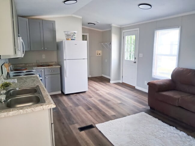 Building Photo - 14 Deerwood Park