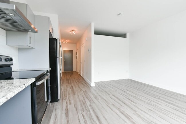 Building Photo - 6600 Av. de Darlington