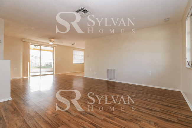 Building Photo - Enjoy one-level living in this 2 bedroom, ...