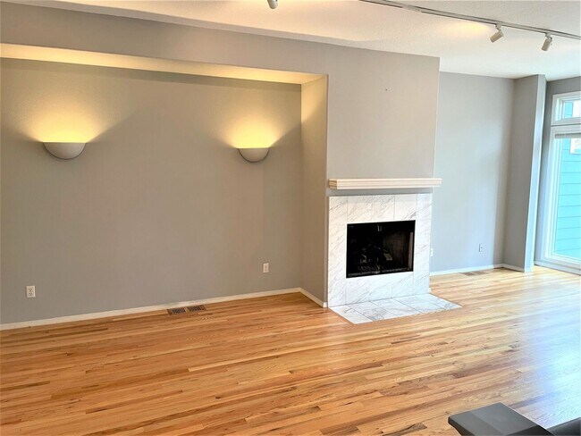 Foto del edificio - NW townhouse with double Master Suites, pa...