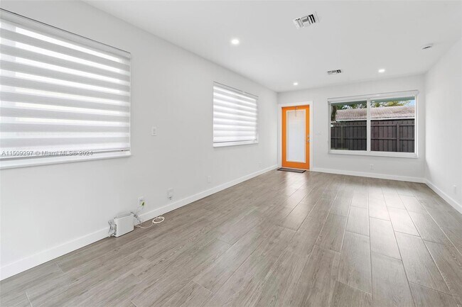 Foto del edificio - 831 NE 40th St