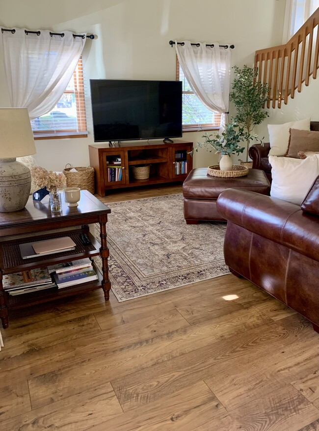 Building Photo - 403 Tamarack St