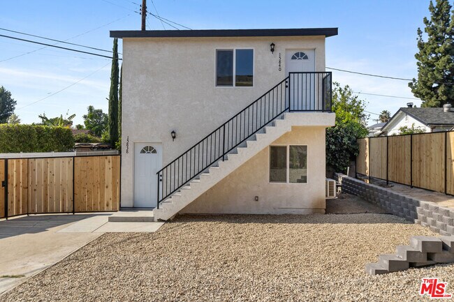 Foto del edificio - 15838 Chatsworth St