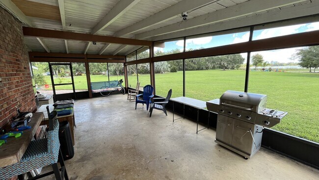 Foto del edificio - 1511 S John Young Pkwy