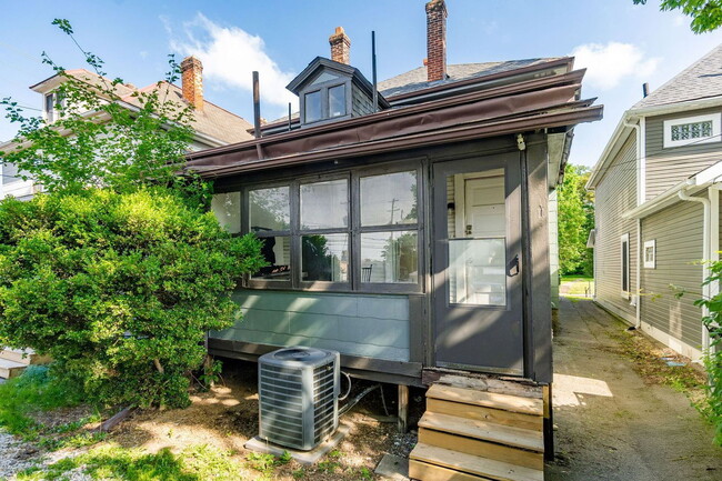 Building Photo - 25 E Blake Ave