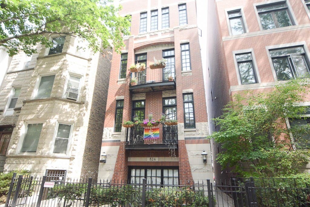 Primary Photo - 824 W Buckingham Pl