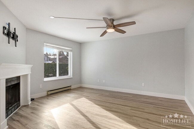 Photo du bâtiment - 2 Bed + 2 Bath Townhouse for Rent in South Surrey – Ocean Park Village