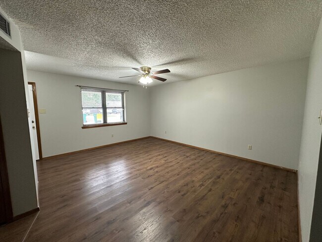 Foto del edificio - Introducing a charming 3-bedroom, 2-bathroom home located in Russellville, AR