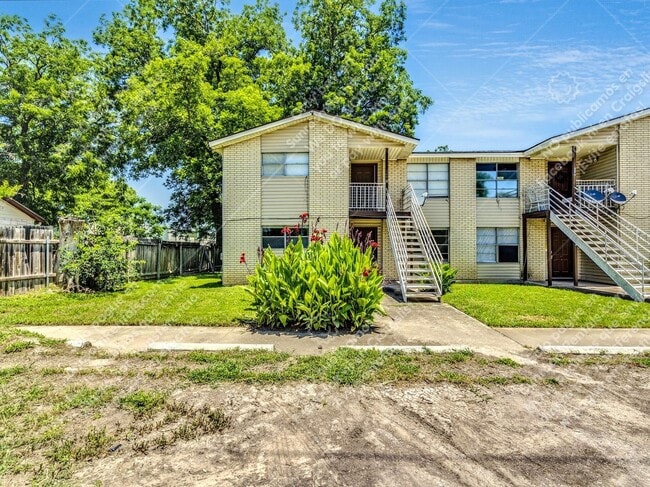 Building Photo - 744 Old Martindale Rd