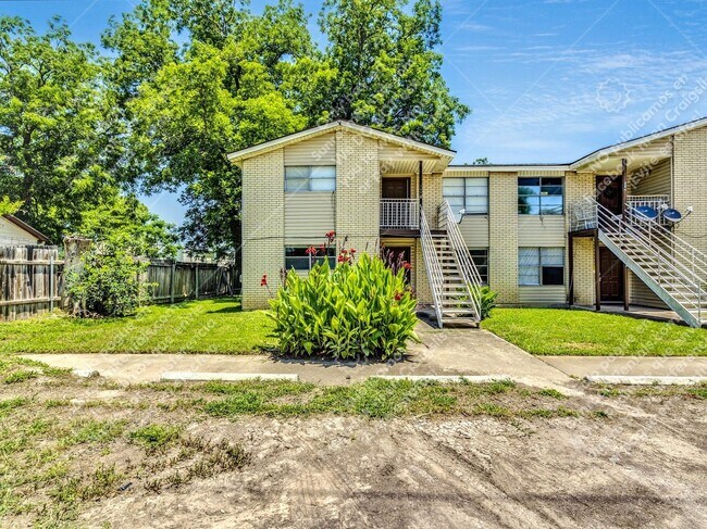 Foto del edificio - 744 Old Martindale Rd