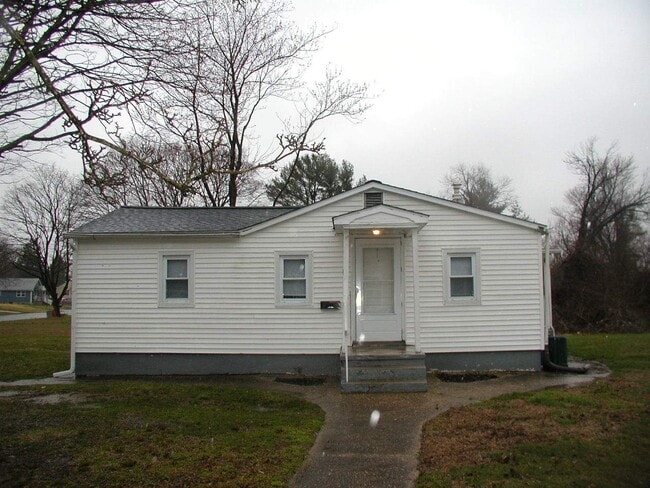 Building Photo - Three Bedroom - One Bath