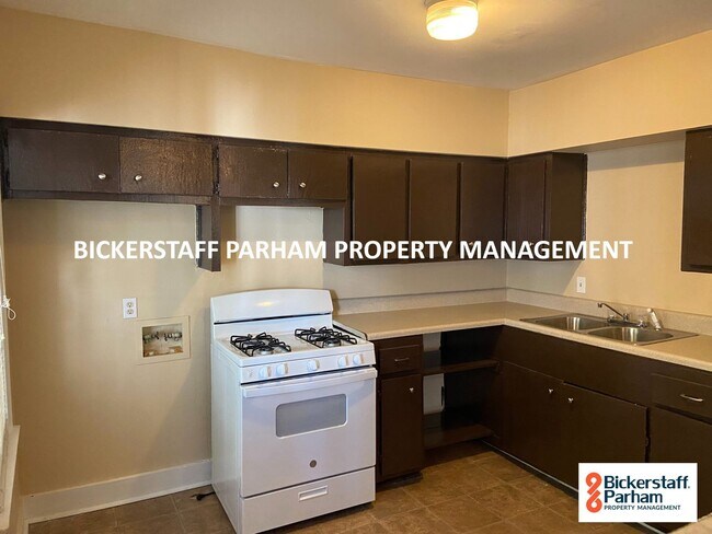 Building Photo - Located Near Macon Road! Available Novembe...