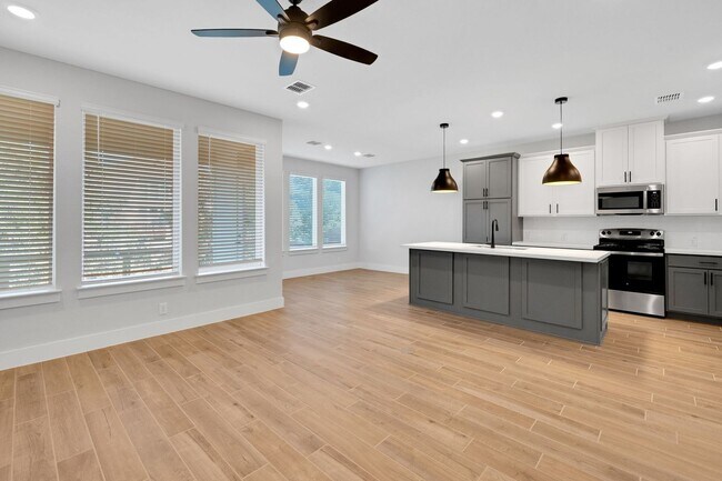 Foto del edificio - FOUR WEEKS FREE!!!   Brand New!!! Modern T...