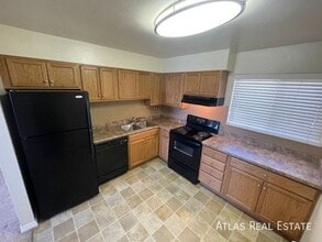 Building Photo - 2913 Straus Ln