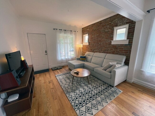 Building Photo - STUNNING Updated Bungalow Home in the West Highlands- Available 8/5!