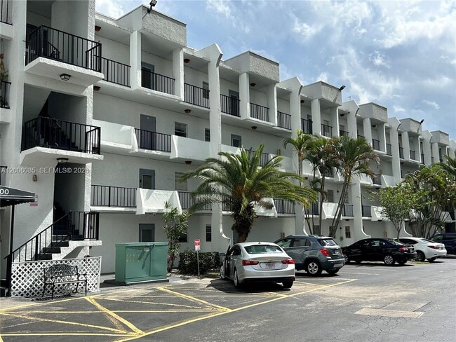 Foto del edificio - 3000 Sunrise Lakes Dr W