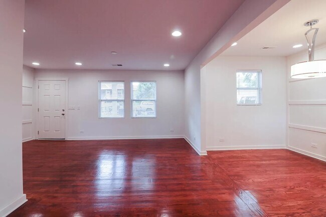 Building Photo - 2645 Roslyn Ave