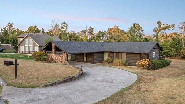 Foto del edificio - Ranch-Style Home Near the Razorback Greenway