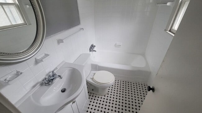 Foto del edificio - Avondale and Crocker Street Apartments