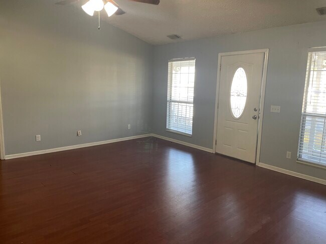 Foto del edificio - 301 E Cedar St