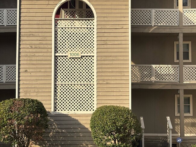 Foto del edificio - 1006 Brookhollow Dr