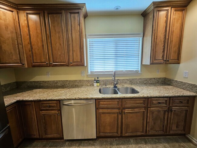 Building Photo - New Listing: Spacious 3-Bedroom, 2-Bathroo...