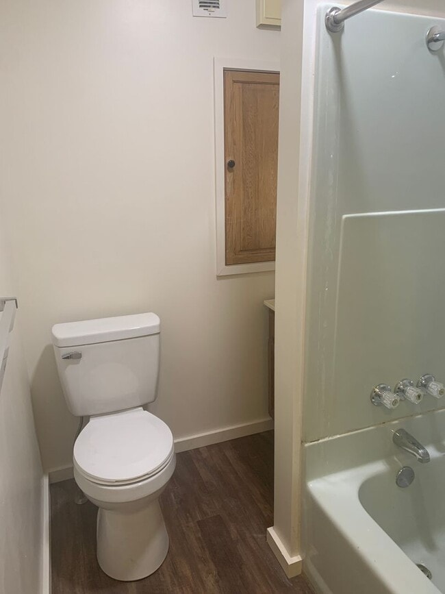 Building Photo - 3 Bedroom 1 Bath West End of York City