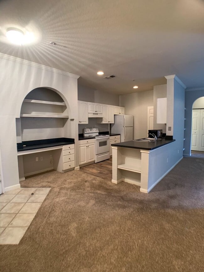 Building Photo - Gorgeous 2 bedroom with Courtyard view!