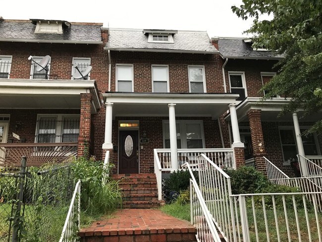 Building Photo - 220 S St NE