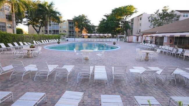 Foto del edificio - 2841 Somerset Dr
