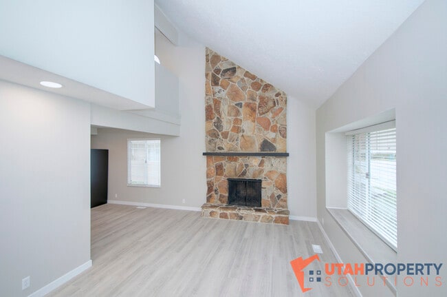 Photo - 687 E Countryside Ct Townhome