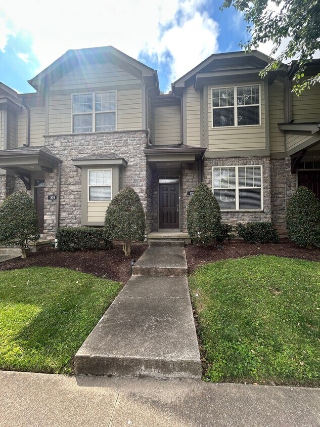 Foto principal - Beautiful 2 Bedroom 2.5 Bath Townhouse inn...