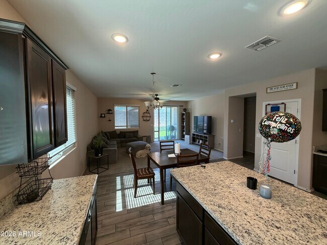 Foto del edificio - 24740 W Jessica Ln