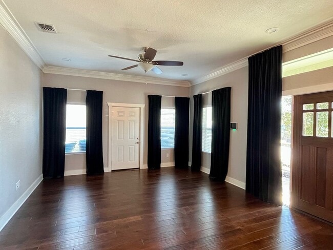 Building Photo - 3/2 Single Story Conveniently Located to D...