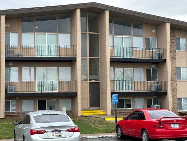 Foto del edificio - Experience Luxury Living at Bellagio Living I: Modern Apartments in Lawrence, Indiana