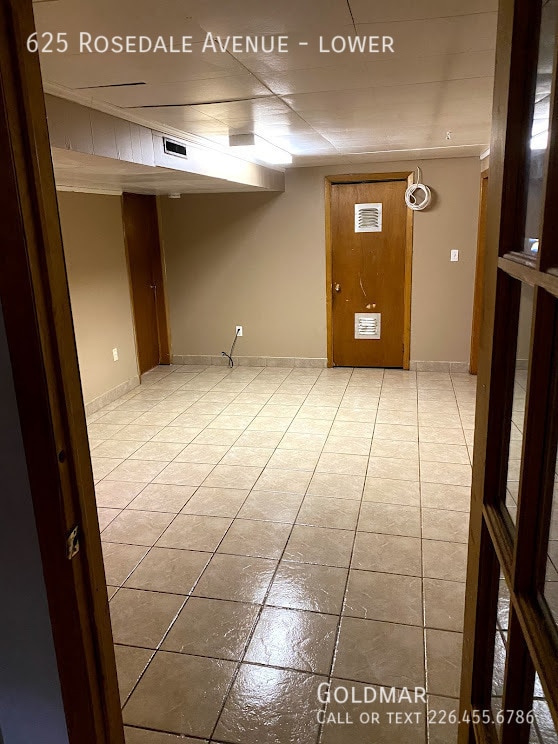 Photo du bâtiment - all inclusive 3 bedroom Walking distance to the University!  With parking