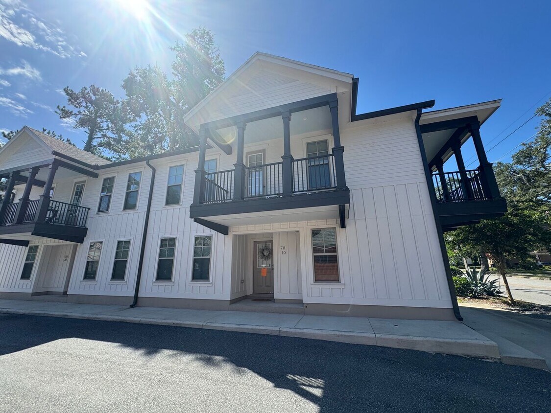 Foto principal - Student Living Near UF - 3 Bed / 3 Bath Ho...