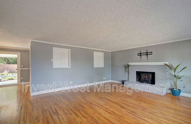 Building Photo - 4409 E 13th St